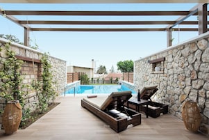 Superior Studio Suite, Private Pool | Egyptian cotton sheets, in-room safe, individually decorated