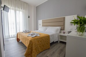 Deluxe-dobbeltværelse - balkon | Pengeskab på værelset, skrivebord, gratis baby-/barnesenge, gratis Wi-Fi