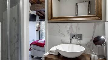 Doppia Executive | Bagno | Doccia, set di cortesia gratuito, asciugacapelli, asciugamani