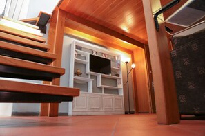 Junior Studio Suite | Ruang tamu | 26 inci televisyen skrin rata dengan satelit, TV 