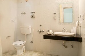 Dusche, kostenlose Toilettenartikel, Handtücher