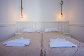 Premium bedding, down comforters, pillowtop beds, desk - Vesper Studios (Samos)