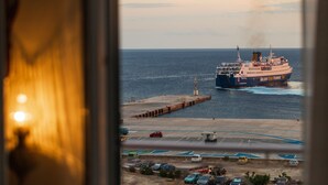 Un traversier était amarré à un quai d’où l’on pouvait admirer la mer, et un parking était aménagé à proximité, avec des voitures garées.