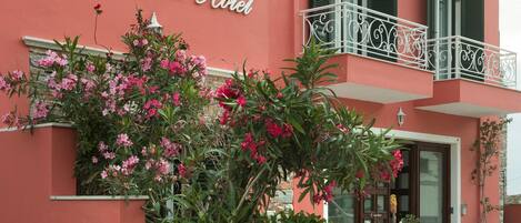 Un edificio rosa con balcones y un letrero que dice "Times Resort Hotel".