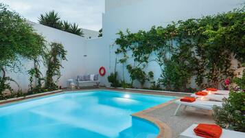 Outdoor pool, pool umbrellas, sun loungers
