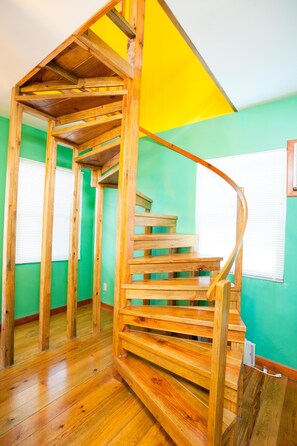 Maison en rangée, 2 chambres, terrasse, vue sur le jardin | Escalier