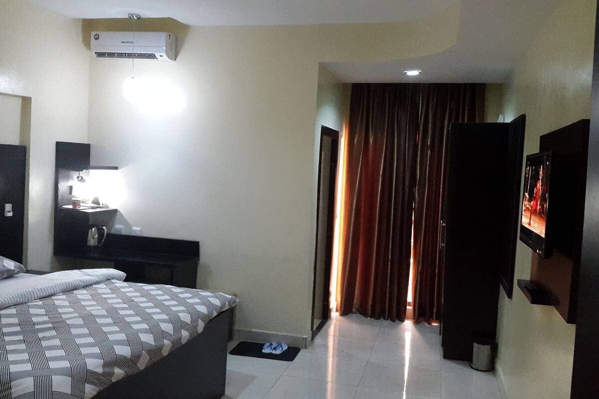Premium bedding, desk, cots/infant beds, free WiFi