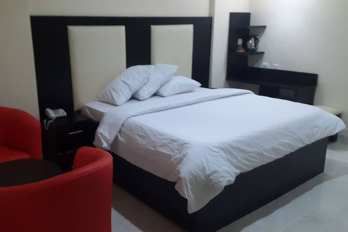 Premium bedding, desk, cots/infant beds, free WiFi