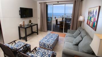 Condo, 2 phòng ngủ, quang cảnh biển | Khu phòng khách | Đầu đĩa DVD