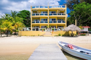 Condo, 3 quartos, terraço, vista para o oceano | Fachada