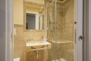 Habitación clásica con 1 cama doble o 2 individuales | Baño | Secador de pelo, toallas, jabón y champú