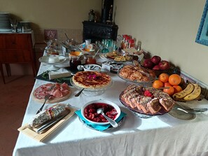 Breakfast buffet - Villa Sant Andrea (Siena)