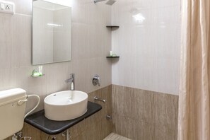 Kamar Standar | Kamar mandi | Shower, perlengkapan mandi gratis,  dan handuk