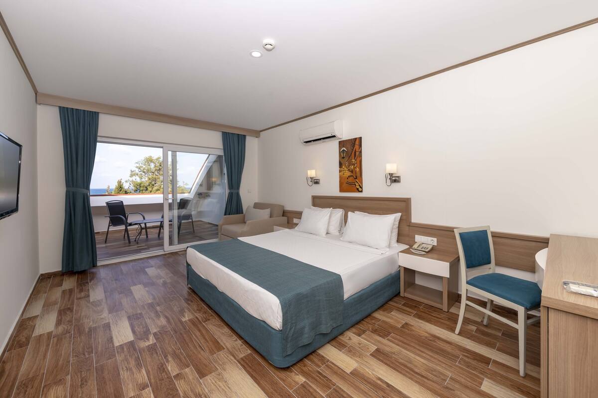 Ücretsiz minibar ürünleri, odada kasa, masa, ses yalıtımı 
