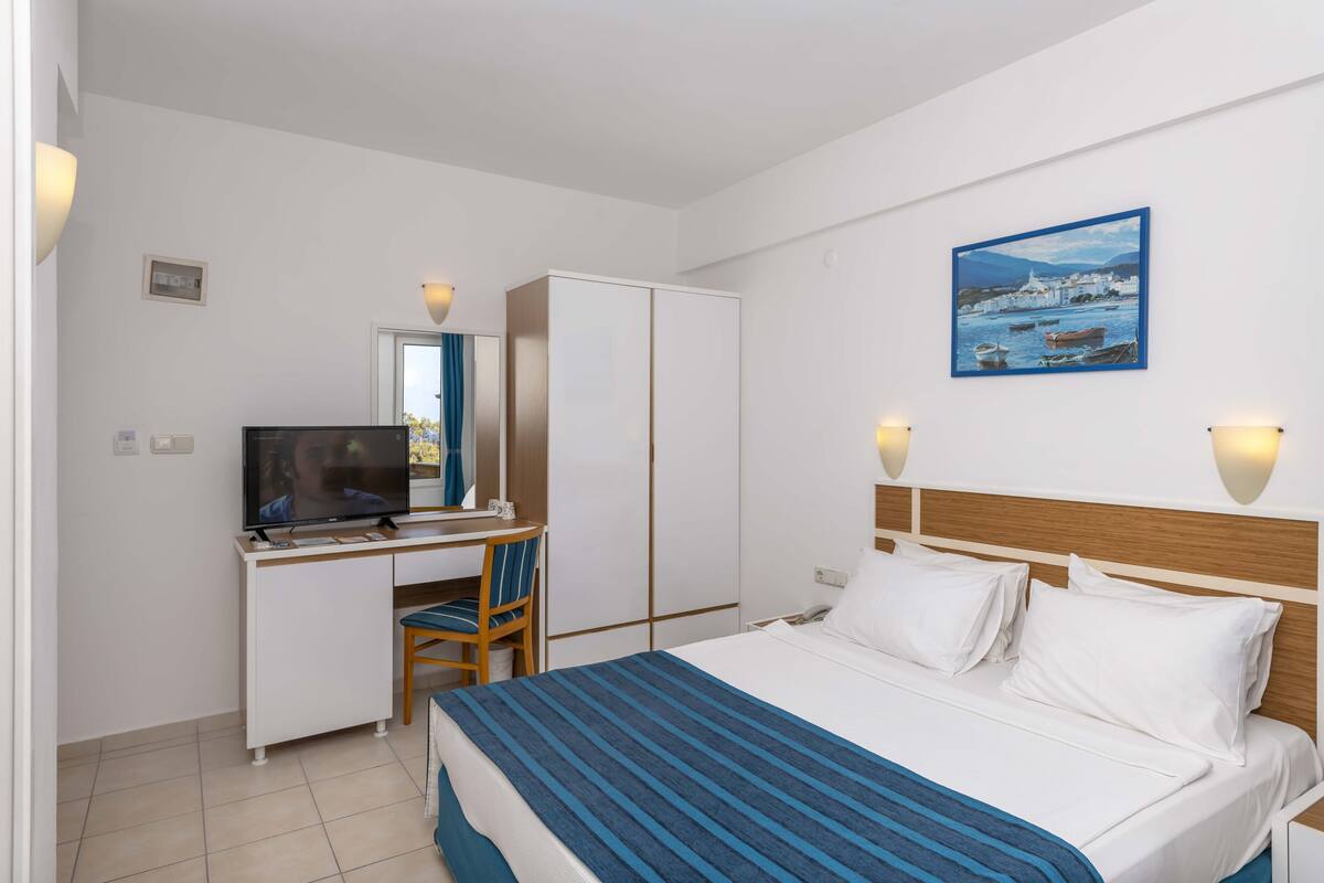 Ücretsiz minibar ürünleri, odada kasa, masa, ses yalıtımı 