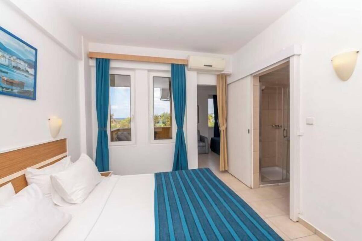 Ücretsiz minibar ürünleri, odada kasa, masa, ses yalıtımı 