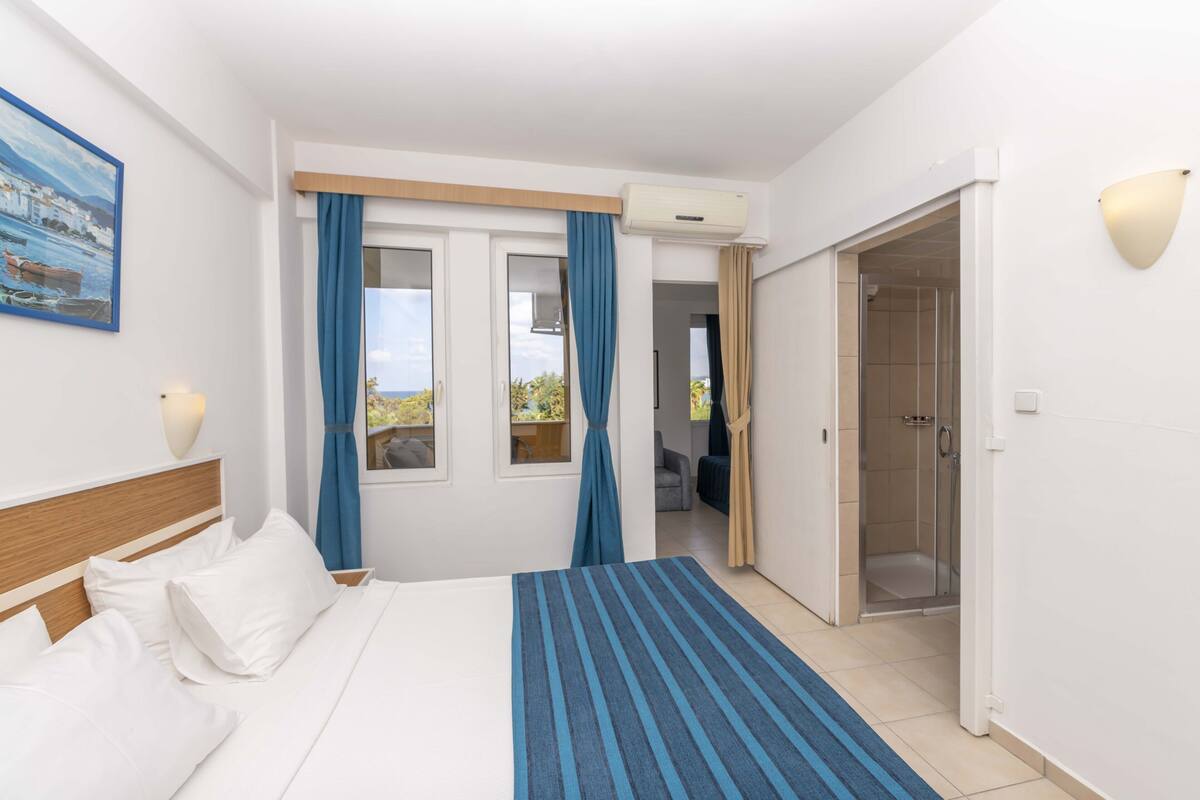 Ücretsiz minibar ürünleri, odada kasa, masa, ses yalıtımı 