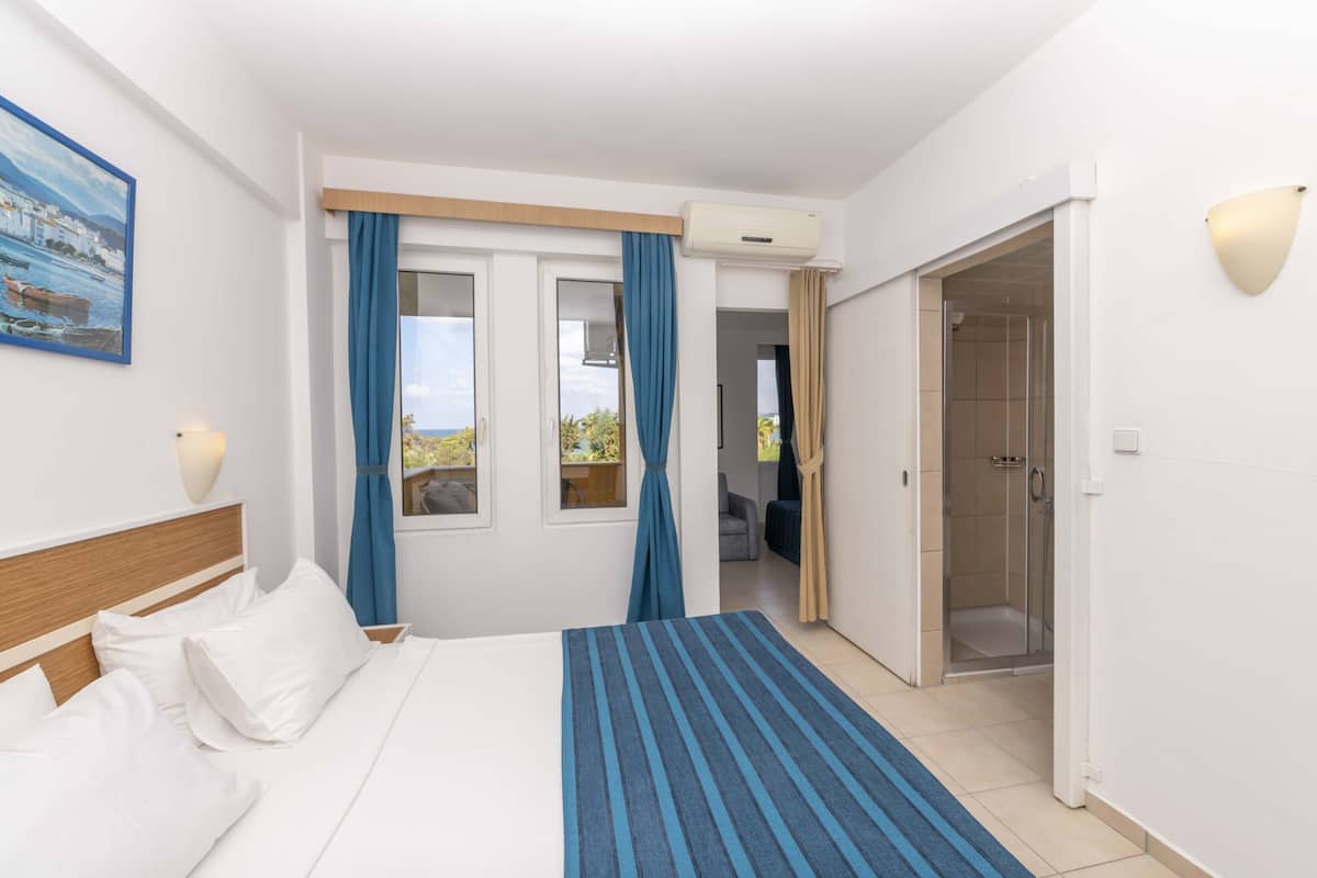 Minibar (mit einigen kostenlosen Artikeln), Zimmersafe, Schreibtisch