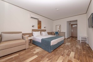 Isi minibar gratis, brankas, meja kerja, dan kedap suara