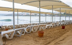 Platja privada, gandules de platja i para-sols per a la platja 