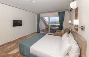 Mini-bar avec articles gratuits, coffres-forts dans les chambres, bureau