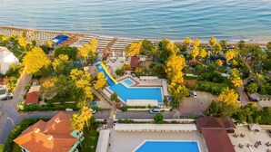 A resort with multiple swimming pools, a beach area, and a parking lot. - Armas Green Fugla Beach - All Inclusive (Alanya)