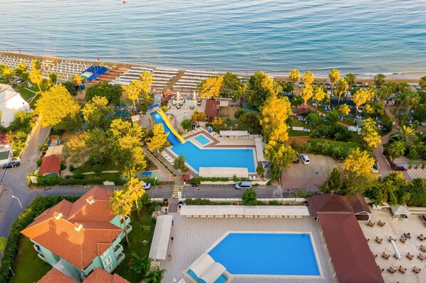 3 piscines extérieures, parasols de plage, chaises longues