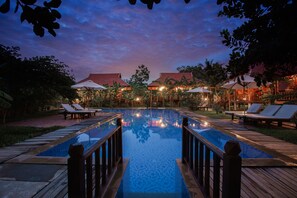 Minibar, in-room safe, desk, laptop workspace - Angkor Heart Bungalow (Siem Reap)