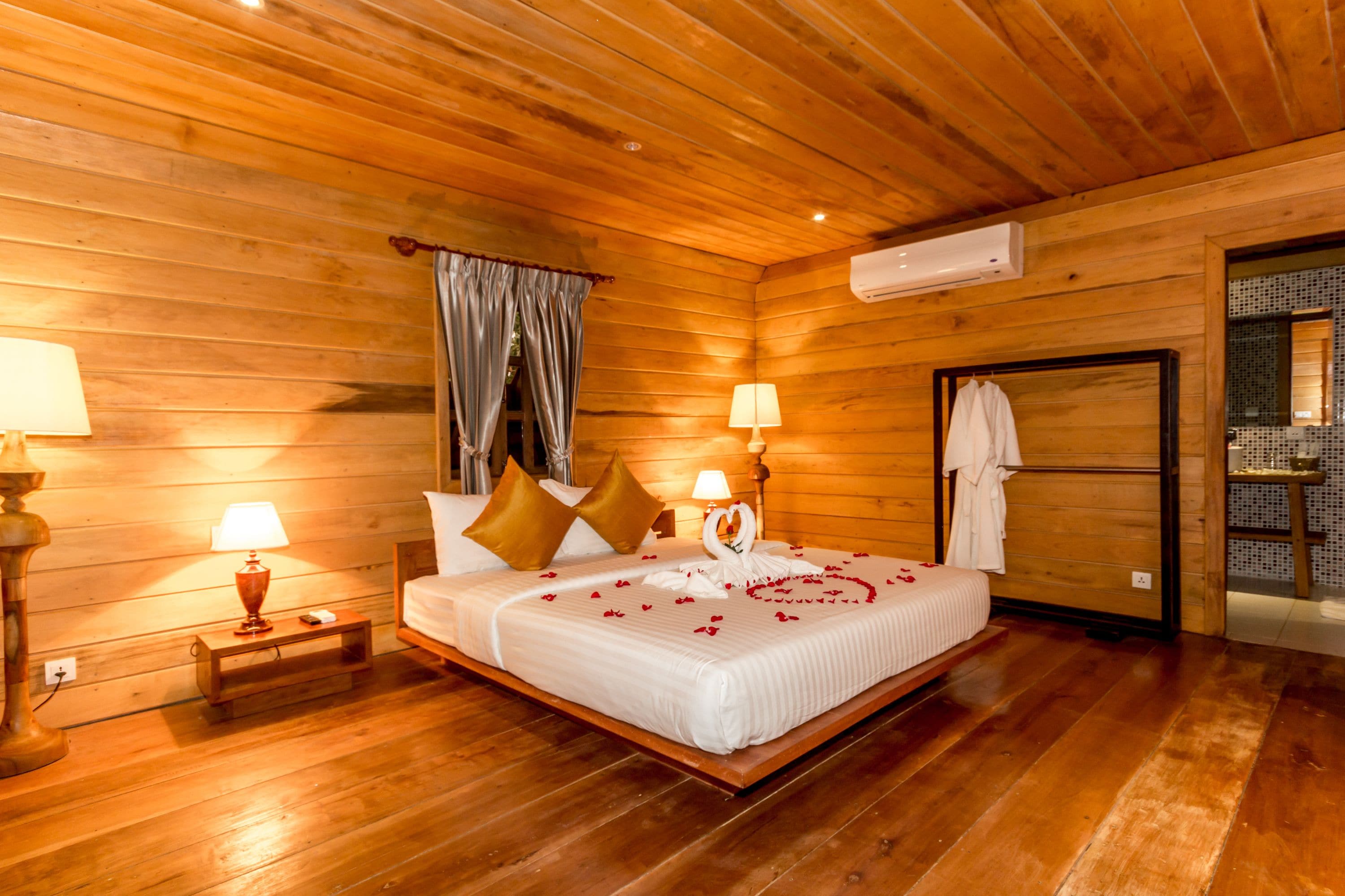 honeymoon cabin, 1 king bed, balcony, pool view | room amenity