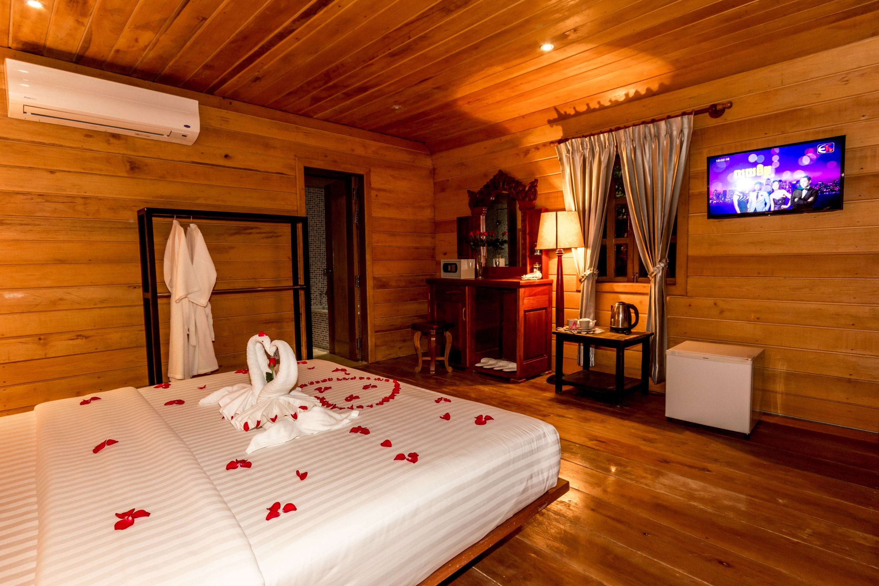 honeymoon cabin, 1 king bed, balcony, pool view | room amenity