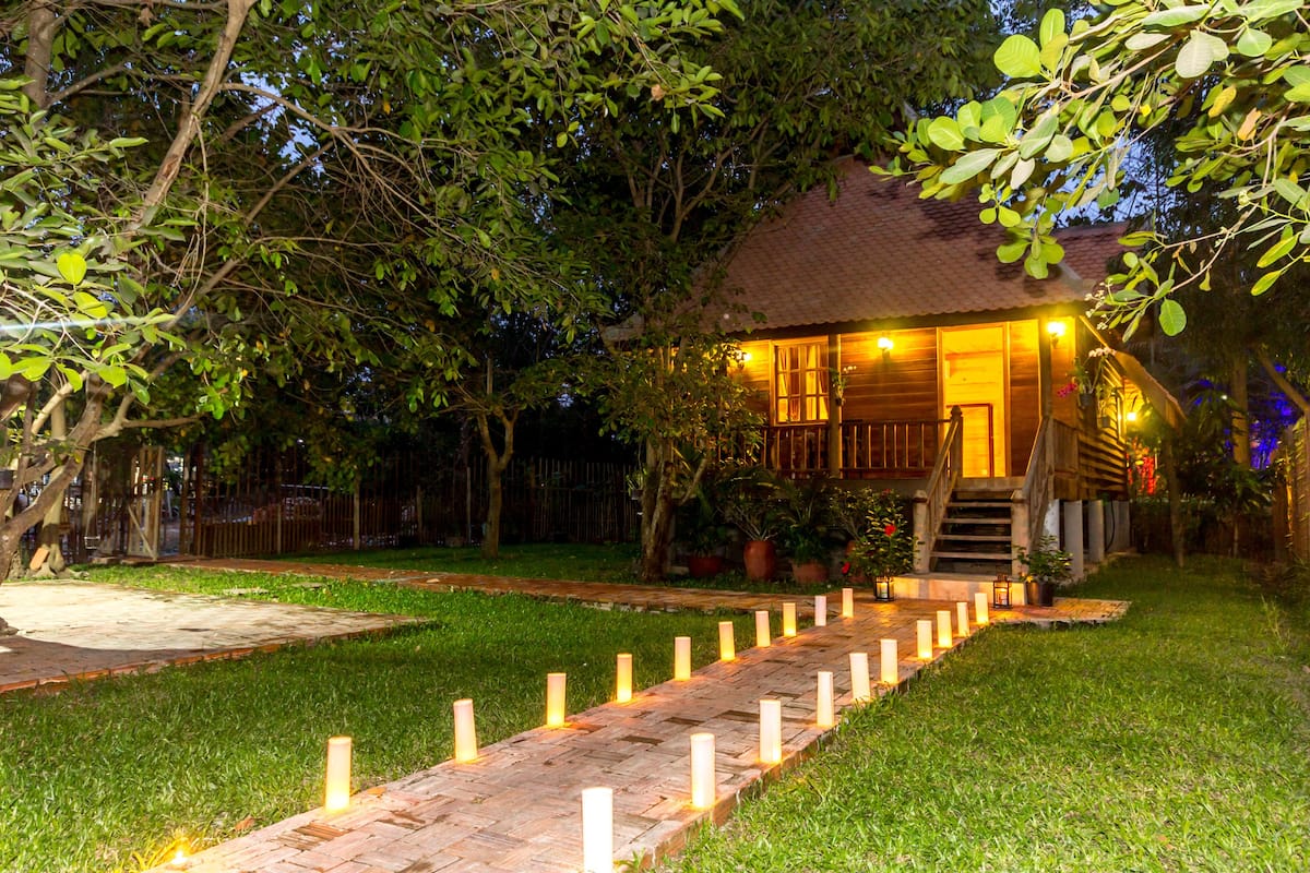 Honeymoon Cabin, 1 King Bed, Balcony, Pool View | Garden