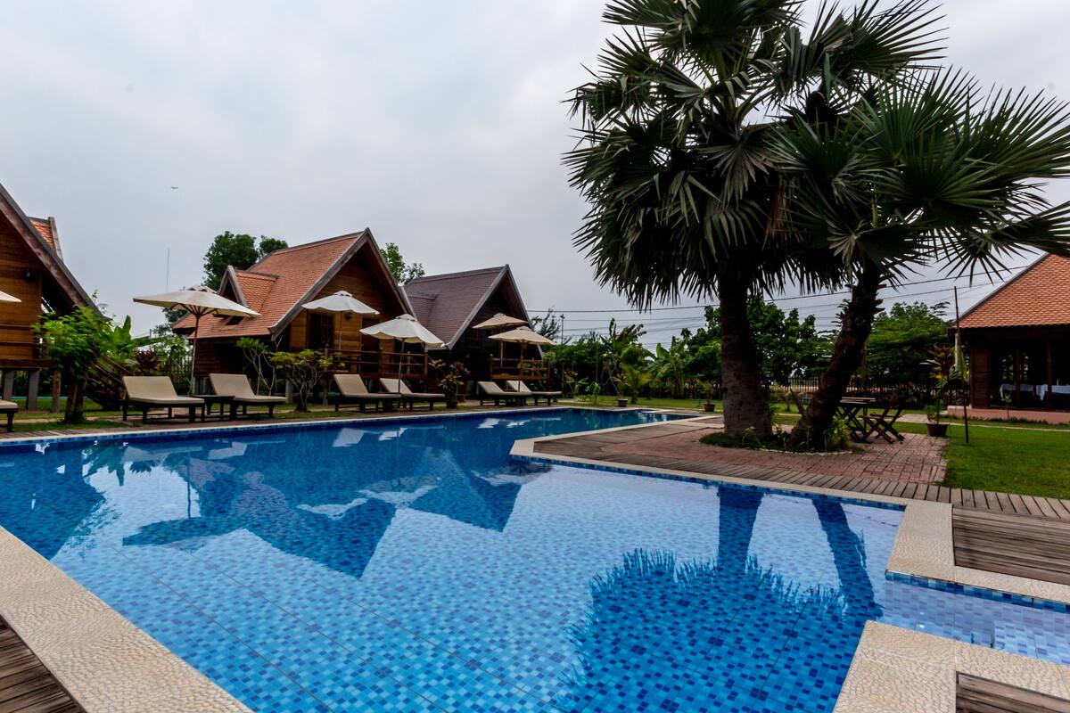 Phòng 2 giường đơn Deluxe, ban công, quang cảnh hồ bơi | Hồ bơi ngoài trời | Hồ bơi ngoài trời