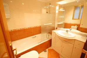 Appartement, 3 chambres, vue océan, en bord de plage | Salle de bain