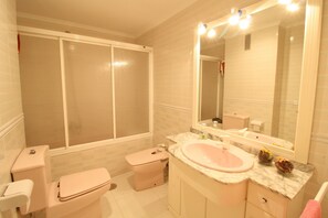 Appartement, 4 chambres, vue océan, en bord de plage | Salle de bain