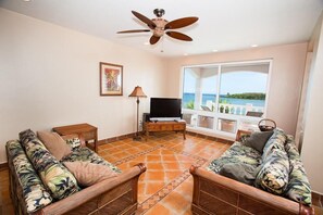 Villa, 4 habitaciones, Terraza, vista al océano | Sala de estar | Reproductor de DVD 