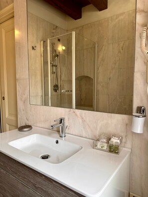 Standard Double Room | Bathroom | Free toiletries, hair dryer, slippers, bidet - Relais A Ponte Pietra (Verona)