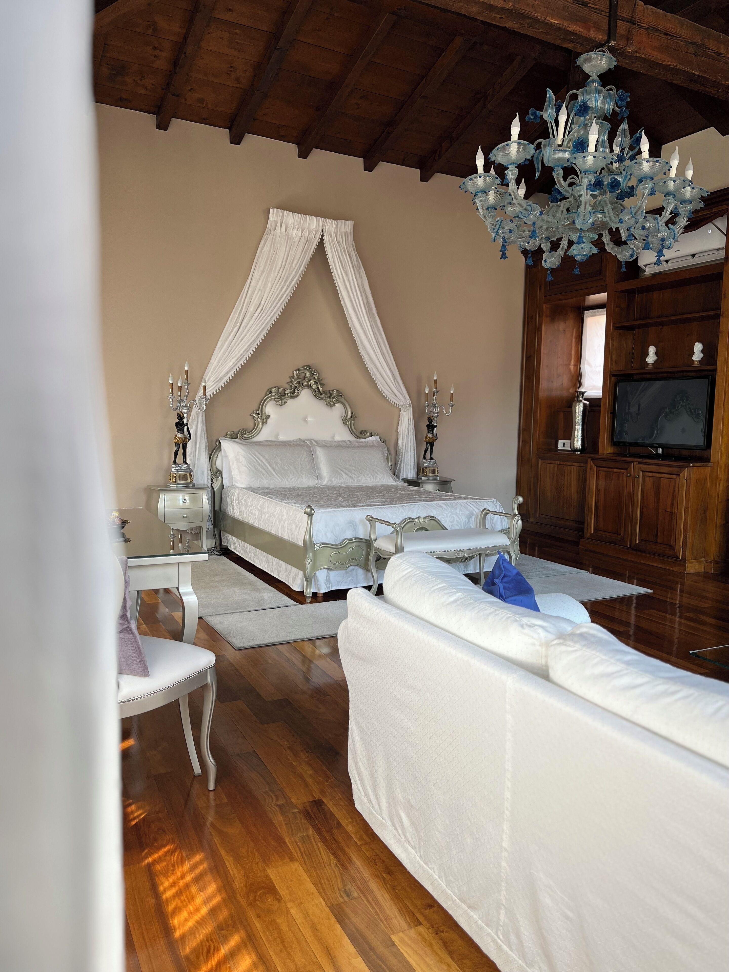 Suite | Free minibar, in-room safe, desk, laptop workspace