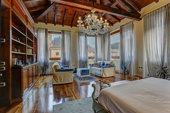 Suite | Een gratis minibar, een kluis op de kamer, een bureau