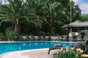 Piscine extérieure (ouverte en saison), parasols de plage