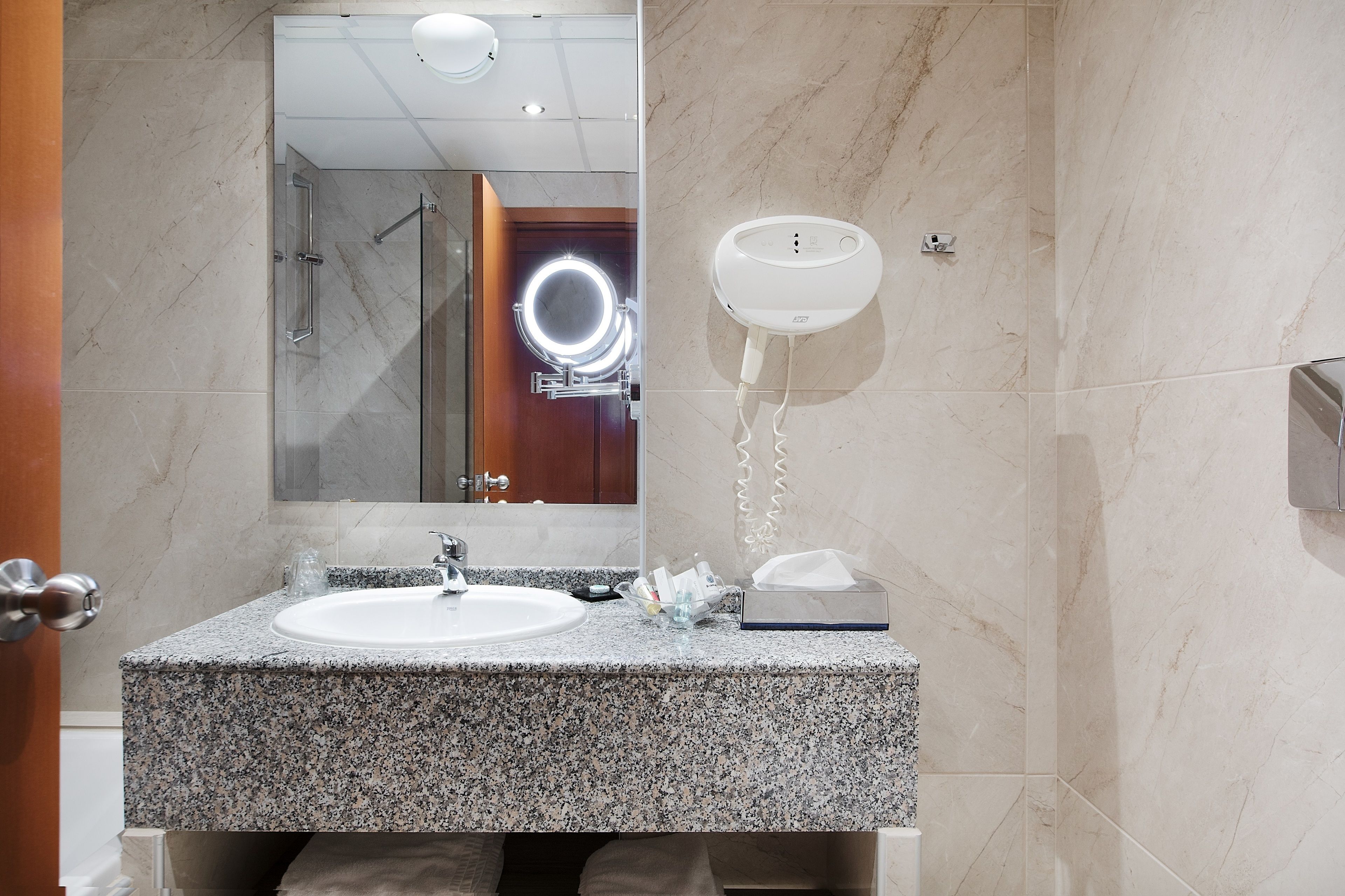 bathtub, deep-soaking bathtub, free toiletries, hair dryer