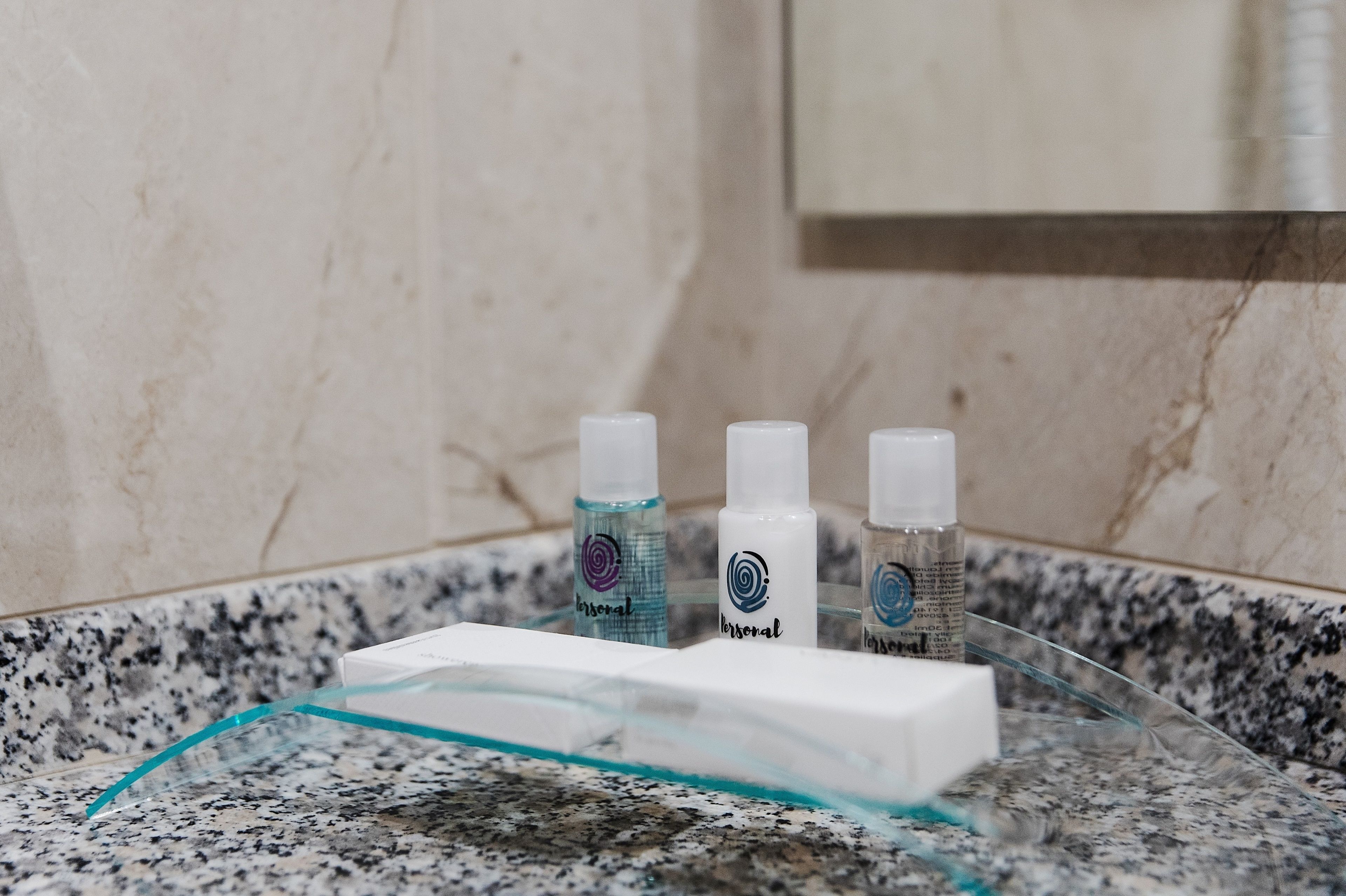 bathtub, deep-soaking bathtub, free toiletries, hair dryer