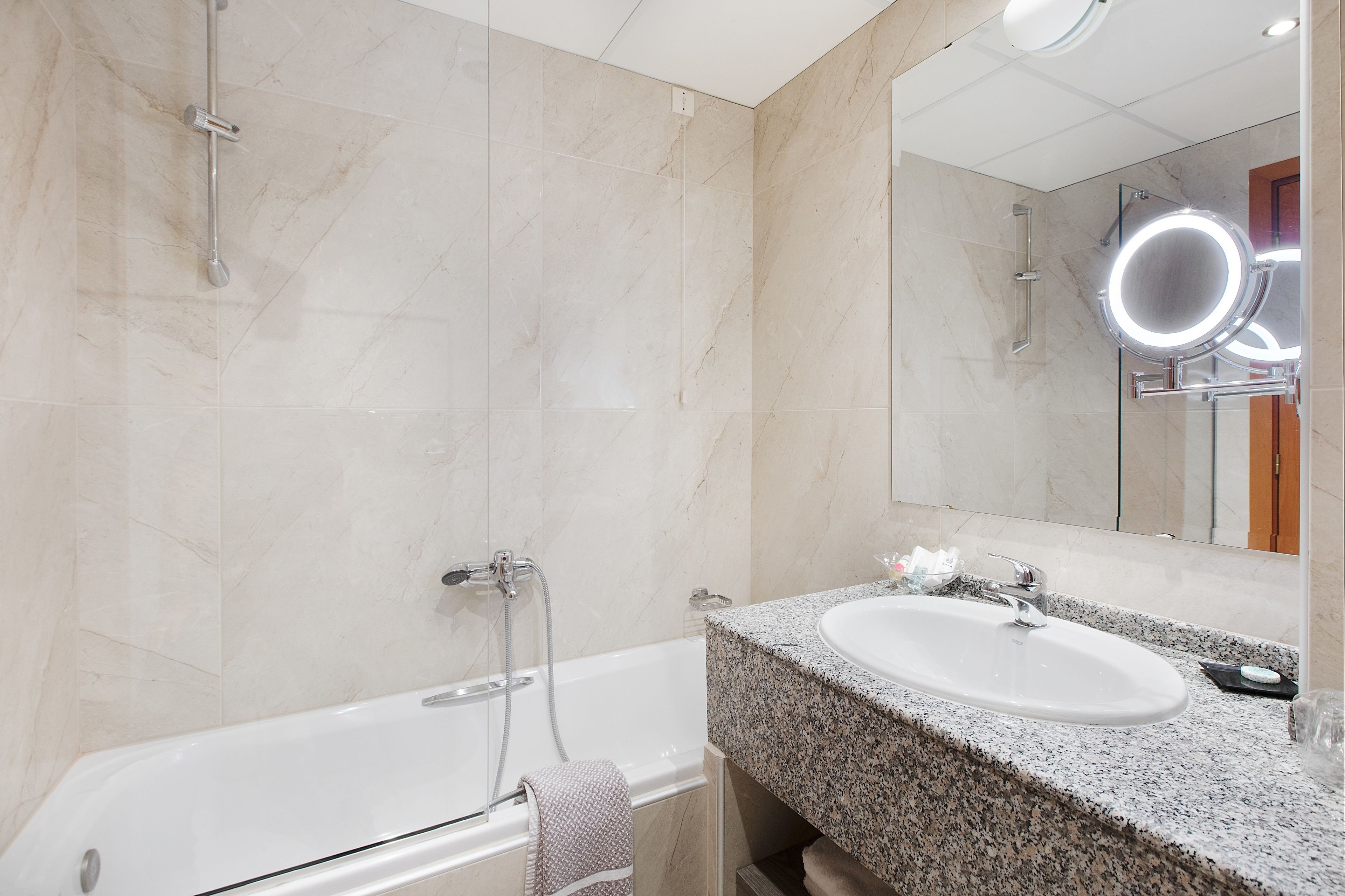 bathtub, deep-soaking bathtub, free toiletries, hair dryer