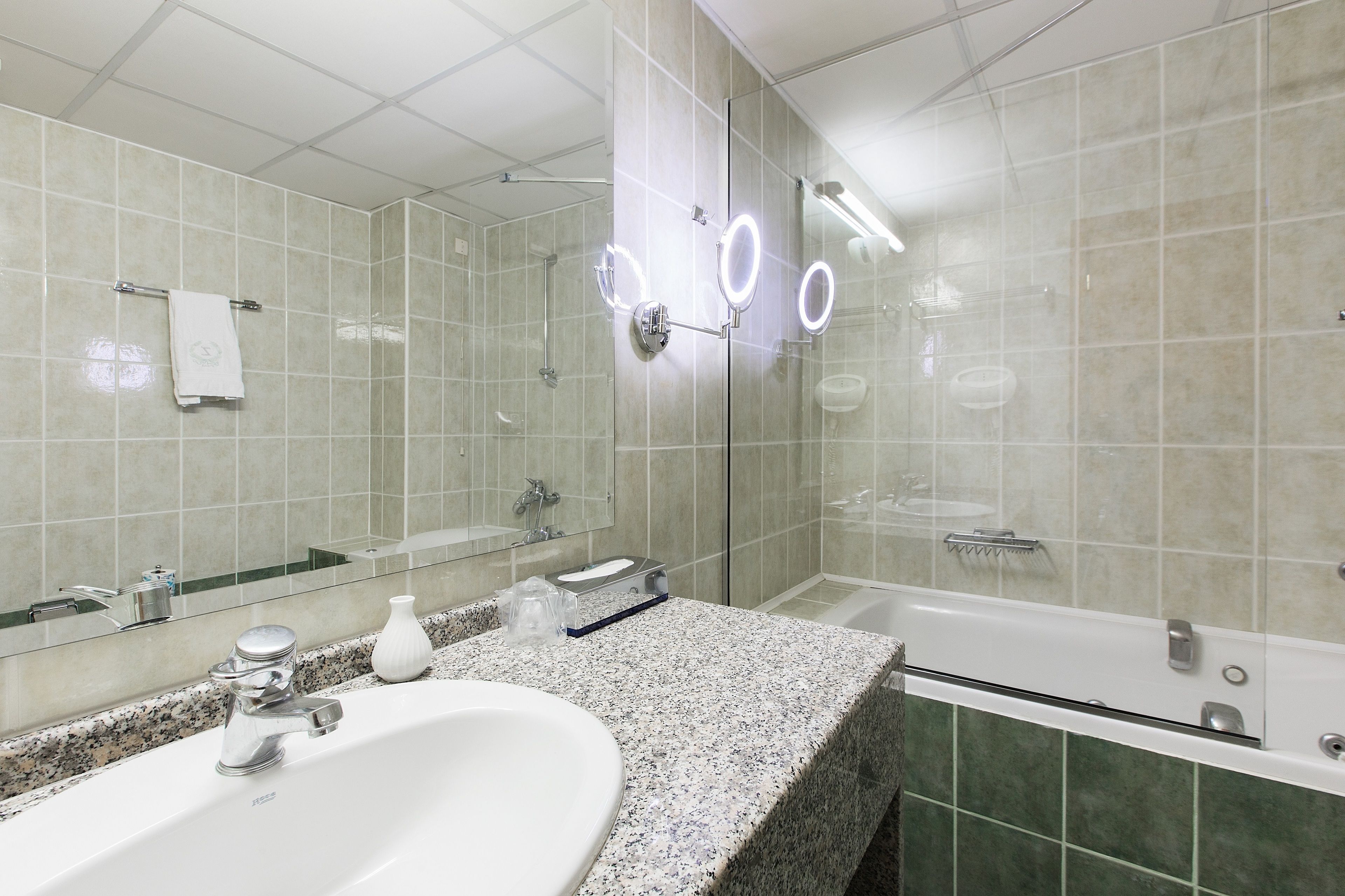 bathtub, deep-soaking bathtub, free toiletries, hair dryer