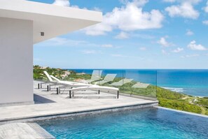 Piscine à débordement