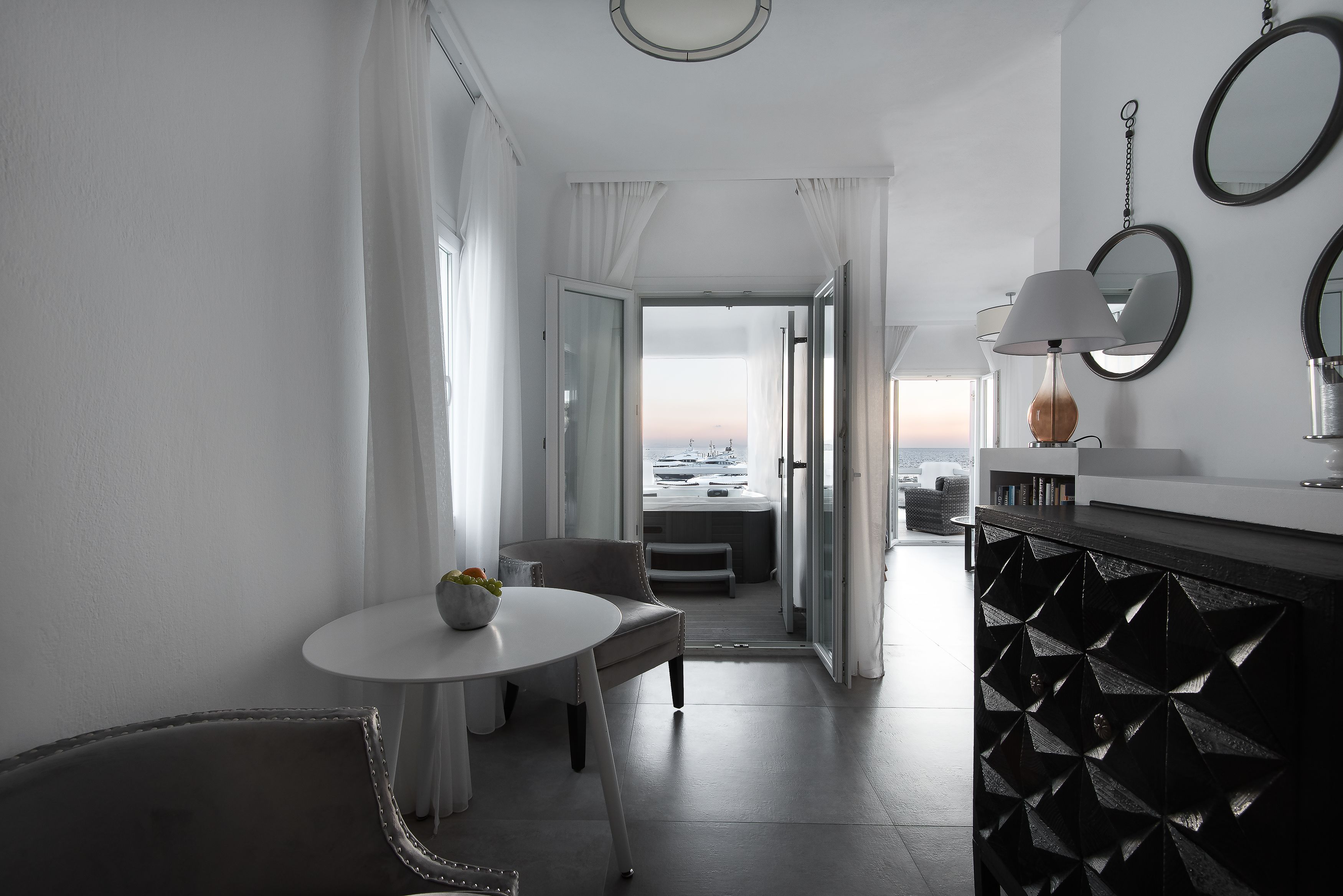 32-英寸液晶电视 （配备有线频道）、电视