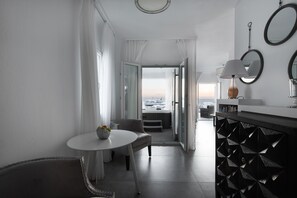 32-英寸液晶电视 （配备有线频道）、电视