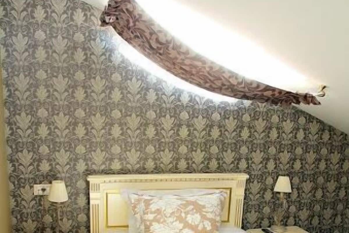 Hypo-allergenic bedding, in-room safe, desk, blackout curtains