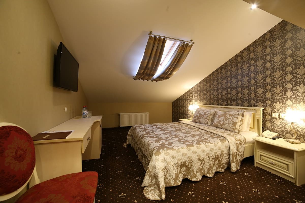 Hypo-allergenic bedding, in-room safe, desk, blackout curtains