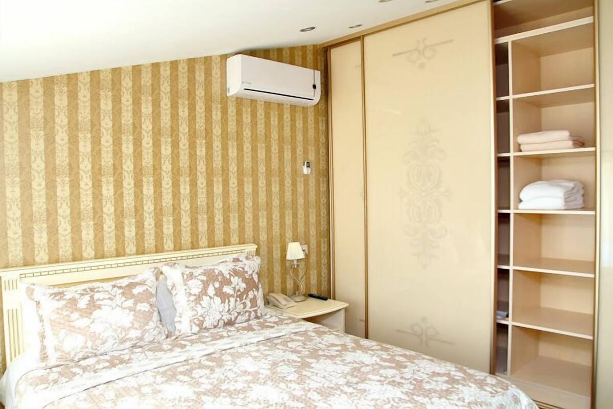 Hypo-allergenic bedding, in-room safe, desk, blackout curtains