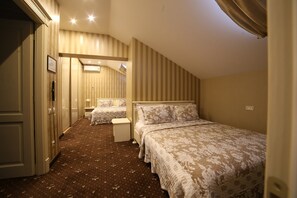 Family Room (for 4 people) | Hypo-allergenic bedding, in-room safe, desk, blackout drapes - Vintage Hotel (Odesa)